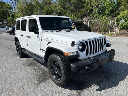 Bright White Clearcoat 2022 Jeep Wrangler Unlimited Sahara