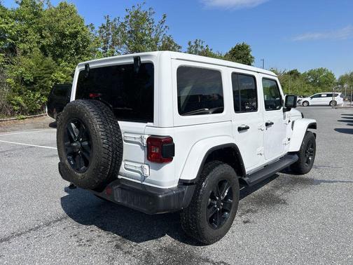 Bright White Clearcoat 2022 Jeep Wrangler Unlimited Sahara