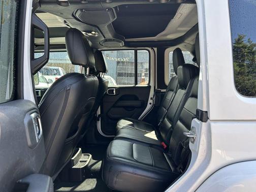 Bright White Clearcoat 2022 Jeep Wrangler Unlimited Sahara