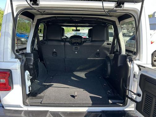 Bright White Clearcoat 2022 Jeep Wrangler Unlimited Sahara