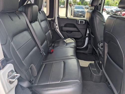 Bright White Clearcoat 2022 Jeep Wrangler Unlimited Sahara