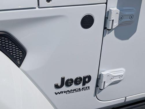 Bright White Clearcoat 2022 Jeep Wrangler Unlimited Sahara