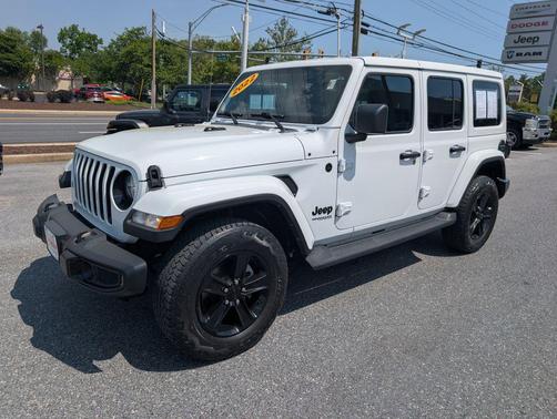 Bright White Clearcoat 2022 Jeep Wrangler Unlimited Sahara