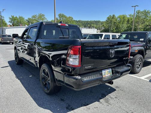 Diamond Black Crystal Pearlcoat 2023 RAM 1500 Big Horn/Lone Star
