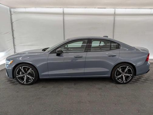 2024 Volvo S60 B5 Plus Dark Theme