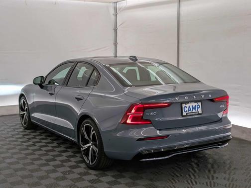 2024 Volvo S60 B5 Plus Dark Theme