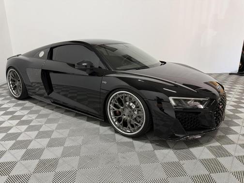 Mythos Black Metallic 2023 Audi R8 5.2 V10 performance