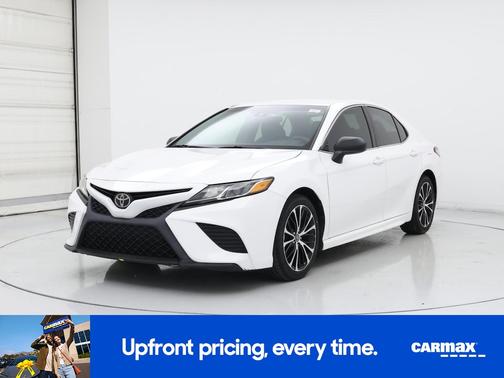 White 2018 Toyota Camry SE