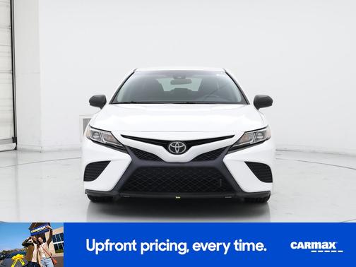 White 2018 Toyota Camry SE