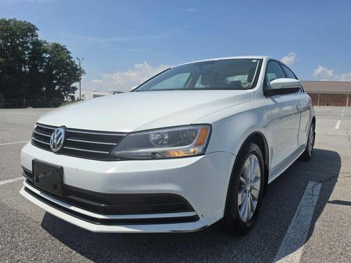 White 2015 Volkswagen Jetta Auto SE w/Connectivity