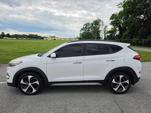 White 2017 Hyundai TUCSON Limited