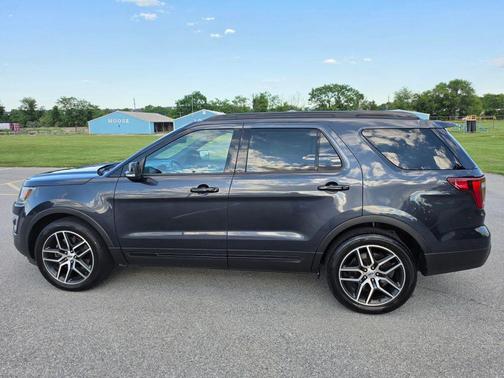 Black 2017 Ford Explorer sport