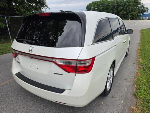 White 2013 Honda Odyssey Touring Elite