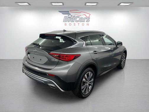 2017 INFINITI QX30 Premium