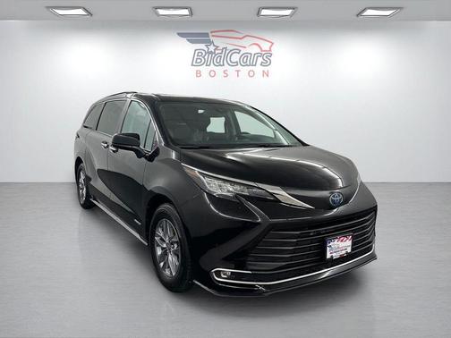 Black 2025 Toyota Sienna XLE