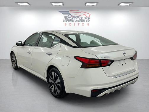 White 2020 Nissan Altima 2.5 SV