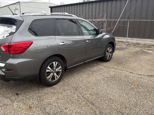 2017 Nissan Pathfinder SL