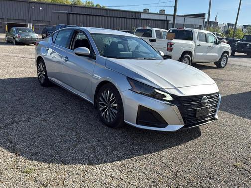 Brilliant Silver Metallic 2023 Nissan Altima 2.5 SV