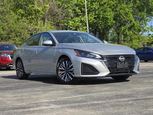 Brilliant Silver Metallic 2023 Nissan Altima 2.5 SV