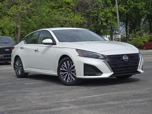 White 2023 Nissan Altima 2.5 SV