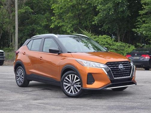 Monarch Orange / Super Black 2023 Nissan Kicks SV