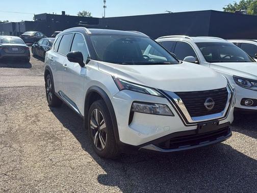 2 Tone White / Black Roof 2023 Nissan Rogue SL