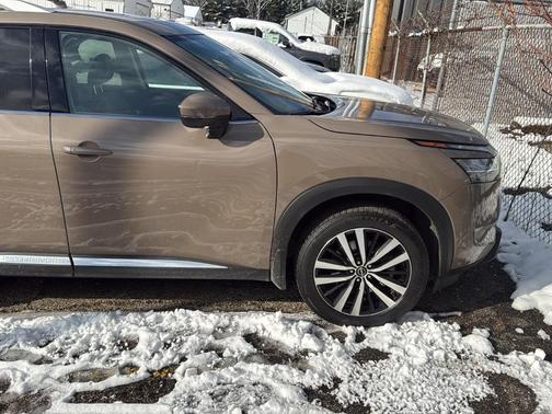 2024 Nissan Pathfinder Platinum