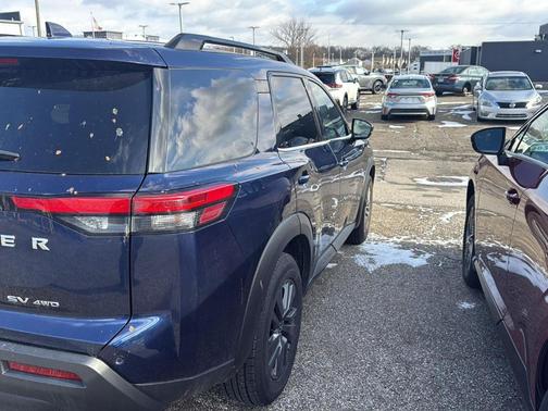 2024 Nissan Pathfinder SV