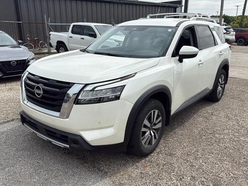 White 2024 Nissan Pathfinder SL