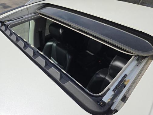 White 2017 Nissan Pathfinder Platinum