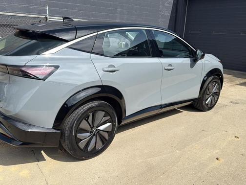 2 Tone Gray / Black Roof 2023 Nissan ARIYA VENTURE+