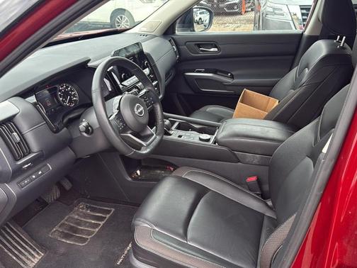 2t Red Blk Roof 2024 Nissan Pathfinder SL
