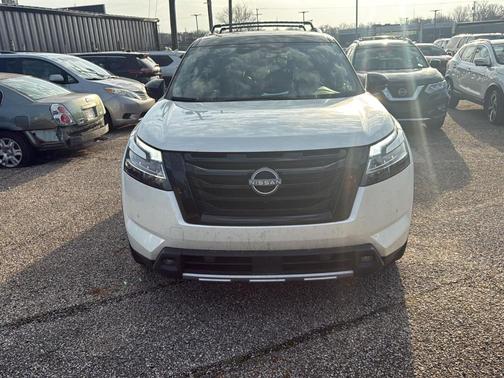 2 Tone White / Black Roof 2023 Nissan Pathfinder SL