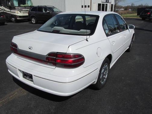 WHITE 1999 Oldsmobile Cutlass GL 4dr Sedan