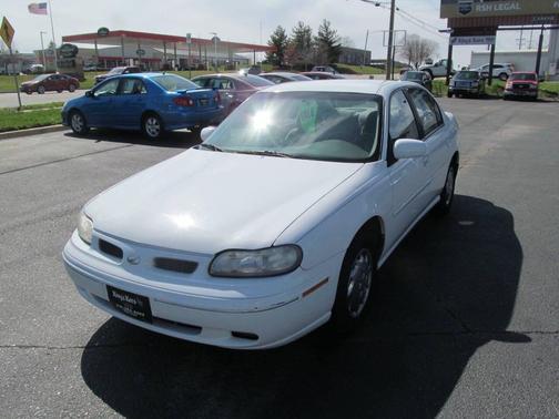 WHITE 1999 Oldsmobile Cutlass GL 4dr Sedan
