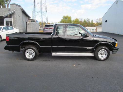 1997 Chevrolet S-10 Base