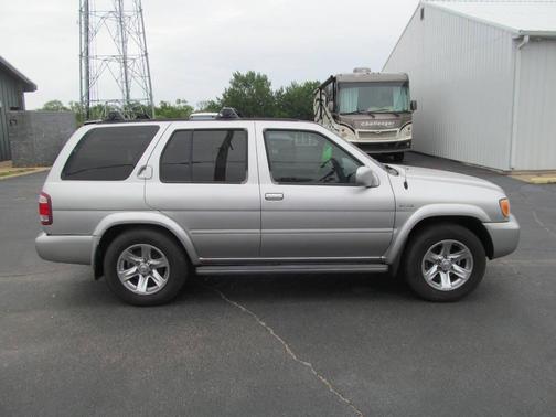 SILVER 2004 Nissan Pathfinder LE Platinum