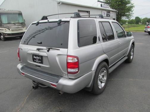 SILVER 2004 Nissan Pathfinder LE Platinum