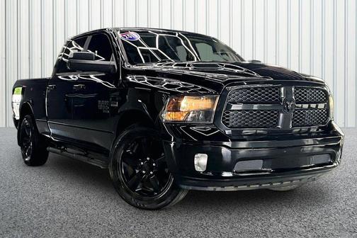 Diamond Black Crystal Pearlcoat 2019 RAM 1500 SLT