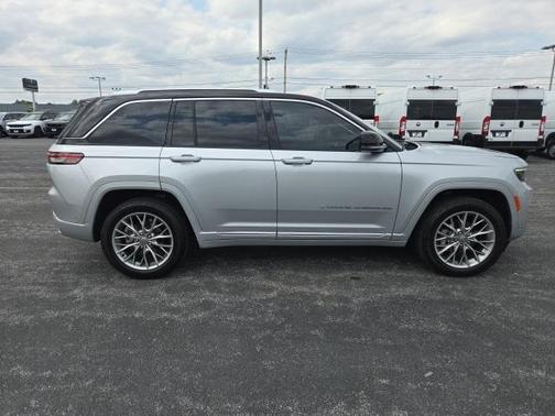 2022 Jeep Grand Cherokee Summit