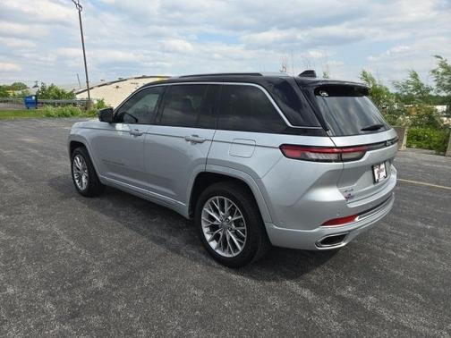 2022 Jeep Grand Cherokee Summit