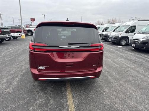 2023 Chrysler Pacifica Touring-L