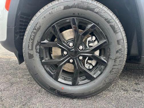 Silver Zynith 2026 Jeep Grand Cherokee L Laredo
