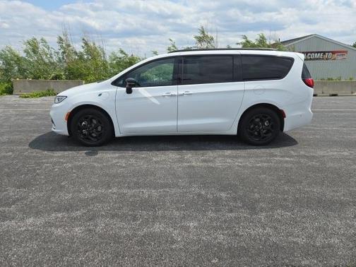 2024 Chrysler Pacifica Hybrid Select