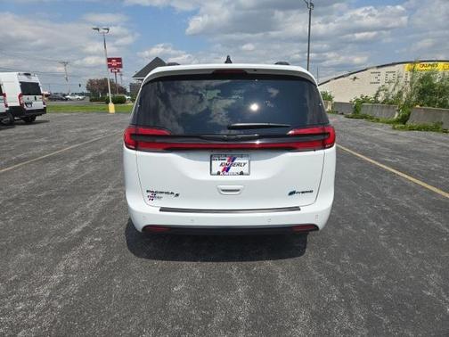 2024 Chrysler Pacifica Hybrid Select