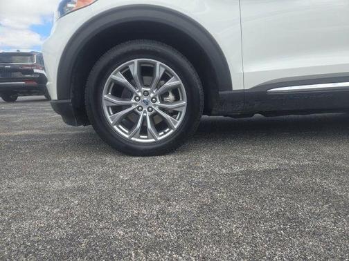 Star White 2022 Ford Explorer XLT