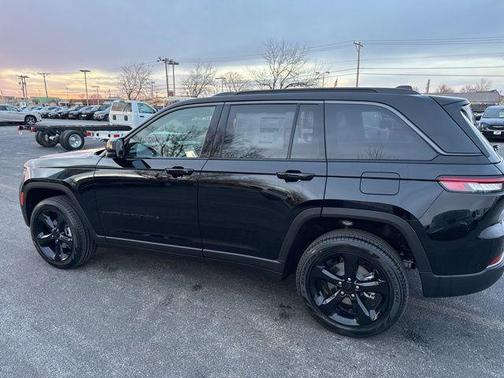 Black Crystal Pearlcoat 2026 Jeep Grand Cherokee Limited