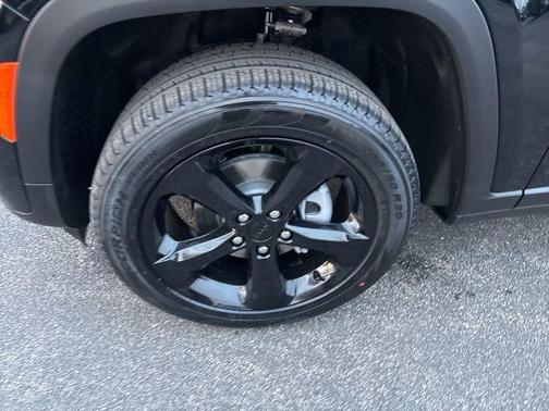 Black Crystal Pearlcoat 2026 Jeep Grand Cherokee Limited