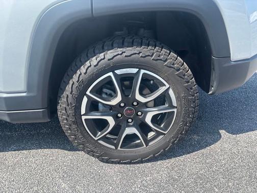 Silver Zynith Metallic Clearcoat 2025 Jeep Compass Trailhawk