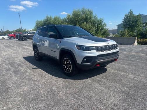Silver Zynith Metallic Clearcoat 2025 Jeep Compass Trailhawk